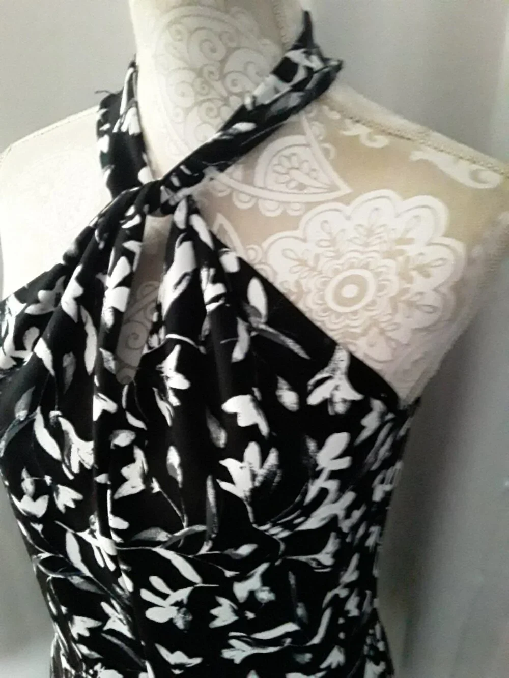 White House Black Market lovely black and white halter top size S - Picture 3 of 10